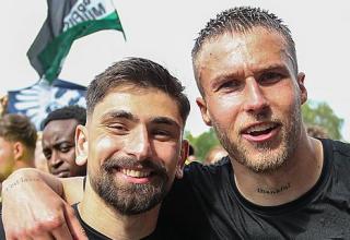 Malik Batmaz (links) und Joel Grodowski steigen mit dem SC Preußen Münster in die 2. Liga auf.