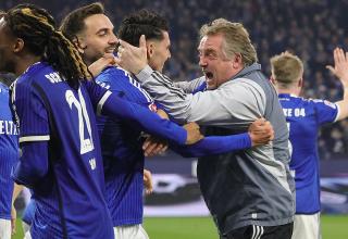 Schalke-Legende Mike Büskens jubelt mit Yusuf Kabadayi.