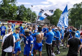 Die SF Lotte feiern den Aufstieg in die Regionalliga.