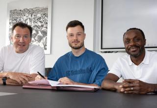 Neu auf Schalke: Rechtsverteidiger Adrian Gantenbein (mitte), hier mit Sportdirektor Marc Wilmots (links) und Kaderplaner Ben Manga.
