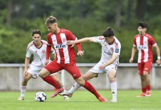 RWE (rot-weiße Trikots) gewann das Finale im U19-Niederrheinpokal gegen Fortuna Düsseldorf mit 3:2. 