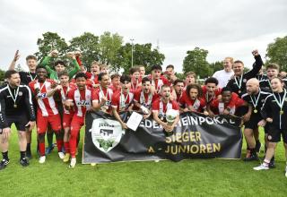 Die U19 von Rot-Weiss Essen feiert den Sieg im Niederrheinpokal.