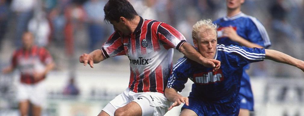 Saison 1992/1993: Wattenscheid gegen Schalke in der Bundesliga. Hier Marek Lesniak gegen Yves Eigenrauch.