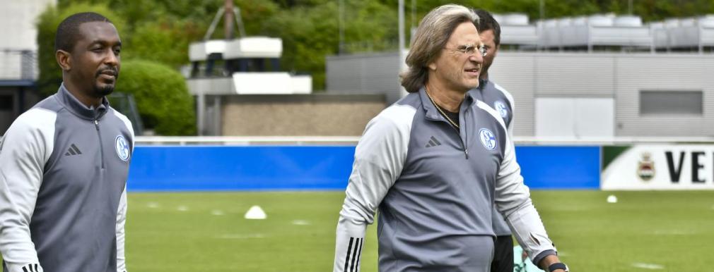 Schalke-Trainer Norbert Elgert (r.) mit Co-Trainer Charles Takyi.