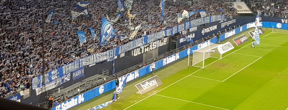 Ein Banner aus der Nordkurve, das im Spiel gegen Fortuna Düsseldorf gezeigt wurde: "POL-GE Verhältnismäßigkeit ausgeblendet, zusammen mit der BILD die Menschenjagd vollendet."