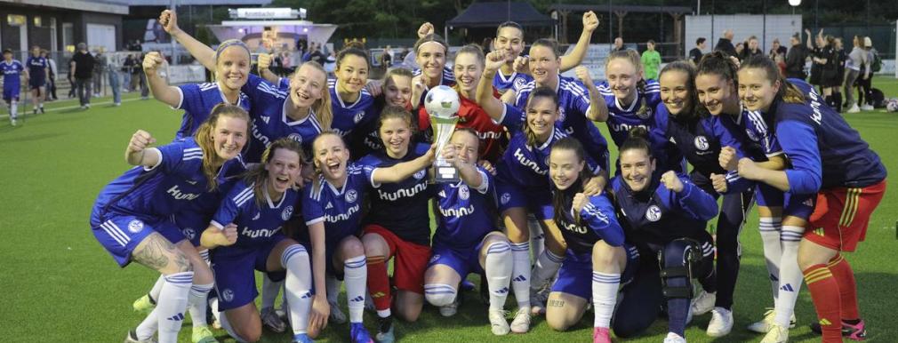 Die Frauen des FC Schalke 04 feiern den Sieg im Kreispokal. 