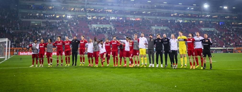 Der VfB Stuttgart feiert den Sieg gegen Augsburg.