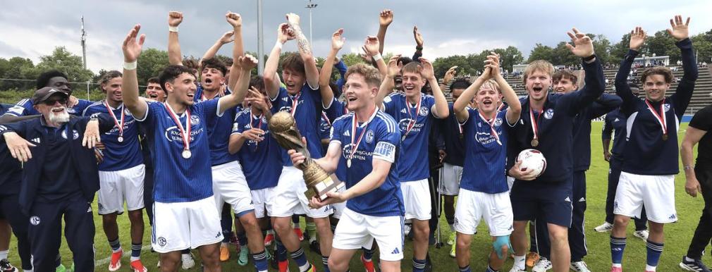 Die U19 von Schalke 04 gewinnt den Westfalenpokal.