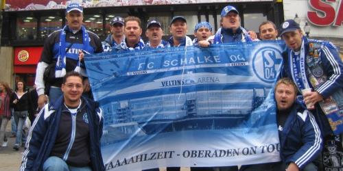 RevierSport Co-Reporter Ralf Kapuschenski (links oben) vor dem Match Chelsea gegen Schalke. 