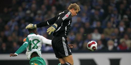 Manuel Neuer klärt hier vor Werders Sanogo (Foto: firo).