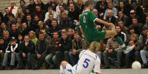 Nur selten am Boden: Der FC Brünninghausen (weiße Trikots) präsentierte sich am ersten Tag der Zwischenrunde souverän. (RS-Foto)