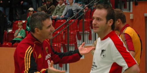Der Diskussionsbedarf, hier Galatasaray-Trainer Hasan Yildirim mit RW Mülheim-Spieler Daniel Weinbach, ist groß. (RS-Foto: Frische)