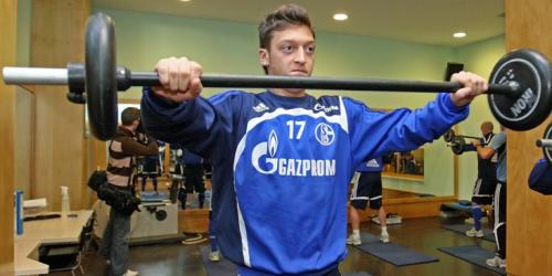 Im Vertragspoker mit Schalke hat sich Mesut Özil verhoben (Foto: firo).