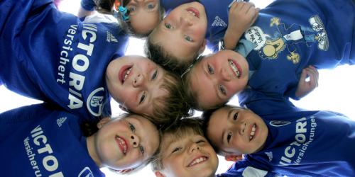 Schalker Kids - die richtigen Freunde für die kleine Charlotte. Glaubt zumindest unser Blogger. (Foto: firo)