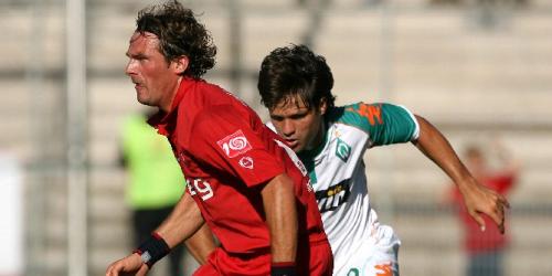 Kann nach langer Pause wieder mit der Mannschaft arbeiten: Stijn Haeldermans, hier in einem Testeinsatz gegen Bremens Diego (Foto: firo). 