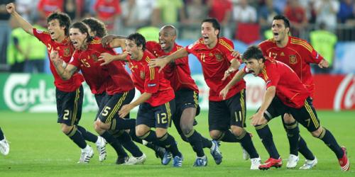 Spanien bejubelt den Viertelfinal-Sieg gegen Weltmeister Italien im Elfmeterschießen