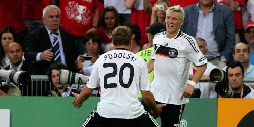 Bastian Schweinsteiger und Lukas Podolski feiern den Finaleinzug (Foto: firo).