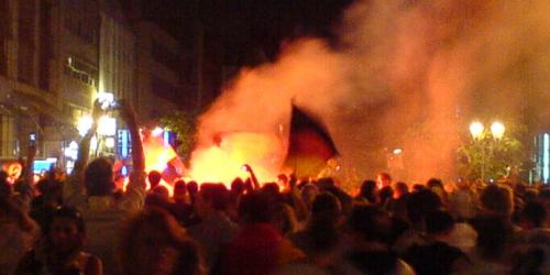 EM: Friedliche Feiern/Angriff auf Dönerbuden in Dresden