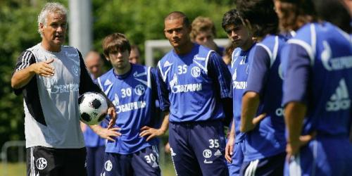 Leitete seine erste Einheit "auf Schalke": Trainer Fred Rutten (links). (RS-Foto: firo)