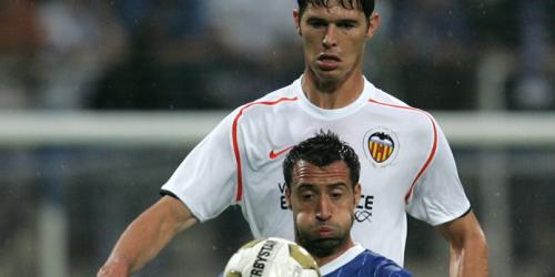 Matias Concha im Duell mit Nikola Zigic (FC Valencia). Foto: firo