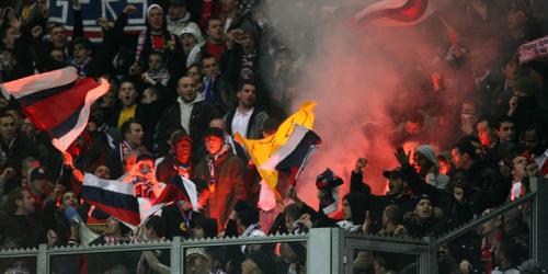 PSG-Fans beim Zündeln in der Schalker Arena. Vorher wurden sie gründlich gefilzt (Foto: firo).