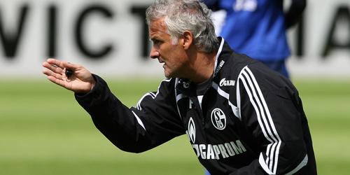 Schalkes Coach Fred Rutten zieht die Zügel an (Foto: firo).