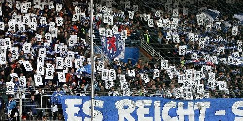 Deutlicher Protest in Bochum: VfL-Fans halten Transparente mit der Rückennummer 8 des abgewanderten Thomas Zdebel in die Luft (Foto: firo).