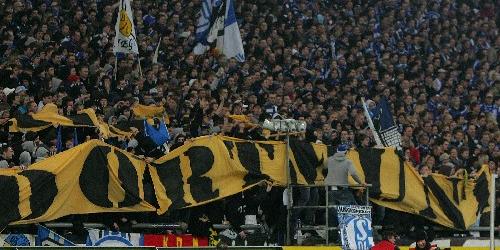 Provokation ersten Grades: Schalks Fans präsentieren in der Arena das geklaute BVB-Banner (Foto: firo).