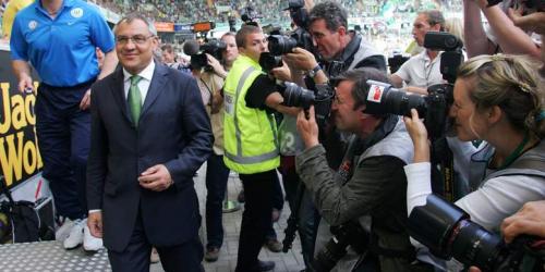 Felix Magath muss seinen Vertrag in Wolfsburg genau unter die Lupe nehmen (Foto: firo).