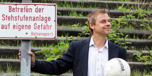 Olaf Thon, hier auf seinem ersten Sportplatz im Horster Fürstenbergstadion, hat Lust auf Westfalia Herne (RS-Foto: Griepenkerl).