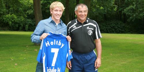 Wie komme ich nach Herzlake? Lewis Holtby macht sich von Aachen zum FC Schalke auf den Weg (Foto: firo).