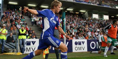Lewis Holtby feierte mit dem FC Schalke einen 2:1-Sieg bei Rapid Wien (Foto: firo).