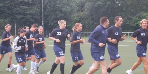 FCR Duisburg: Voss begrüßt 14 Spielerinnen zum Trainingsauftakt
