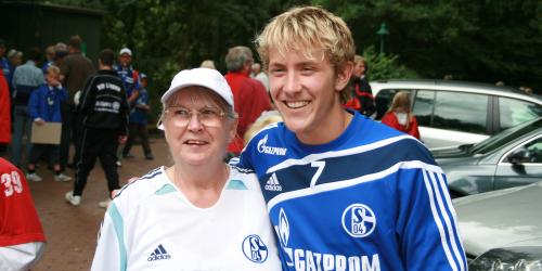 Der glückliche Schalker: Lewis Holtby macht auch etwas ältere weibliche S04-Fans froh (Foto: firo).