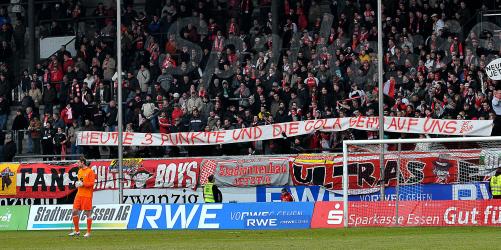 RWE: Fans schmeißen Cola für die Mannschaft
