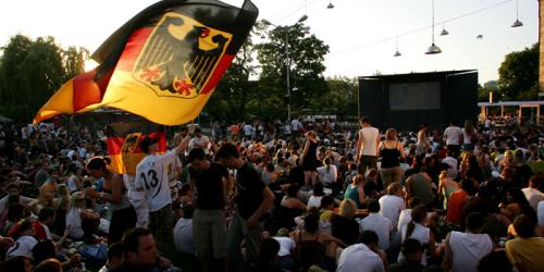 Public Viewing: 30.000 feiern in Berlin