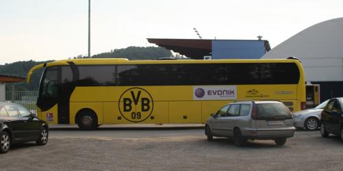 BVB: Kölner "Fans" werfen Steine auf BVB-Bus