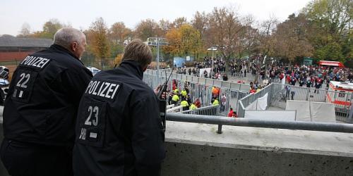 Köln: FC-Hooligans attackieren Gladbach-Fans 