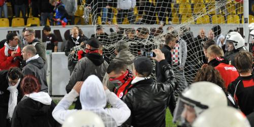 Eintracht-Aufstieg: Fans nehmen Tivoli auseinander