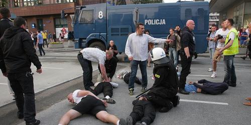 Polen: Hooligans attackieren Polizisten