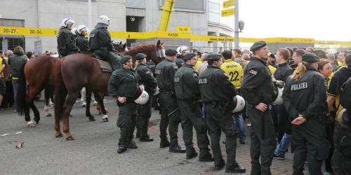 Hooligans: NRW-FDP fordert Meldepflicht