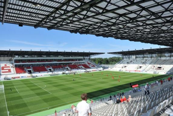 RWE: Legenden hängen im XXL-Format am Stadion