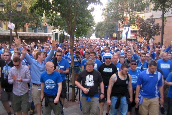 Schalke: Fans beeindrucken mit Marsch durch Madrid