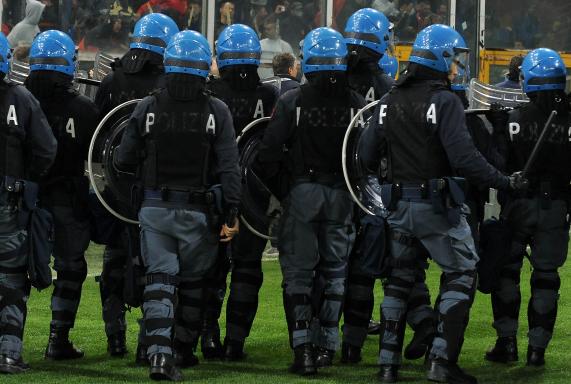 Polizei, Hooligans, Italien.