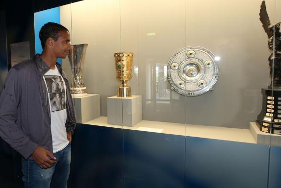 DFB-Pokal, UEFA-CUP, Joel Matip, Schale, Schalke Museum, DFB-Pokal, UEFA-CUP, Joel Matip, Schale, Schalke Museum