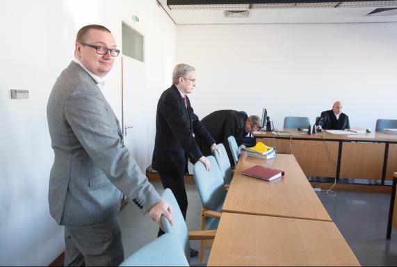 Michael Welling mit seinen Anwälten im Gerichtssaal 
