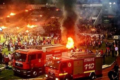 Türkei: Nach Abstieg - Fans fackeln Teile vom Stadion ab