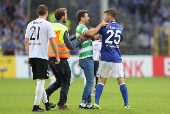 Schalke: Flitzer stürmt auf Huntelaar zu