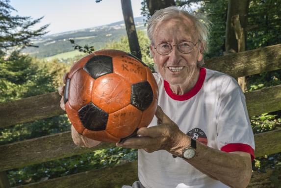 55 Stationen in 30 Ländern: Rudi Gutendorf wird 90 Jahre