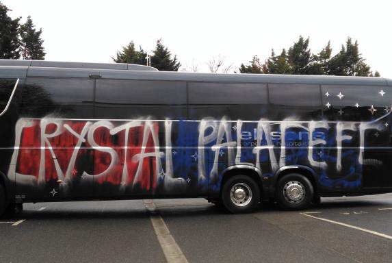 Crystal Palace: Fans beschmieren eigenen Teambus